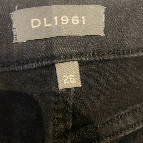 DL1961 black jean size 26 with detailed studded waist - Picture 3 of 3